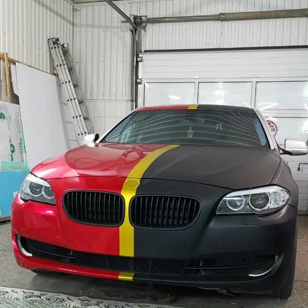 BMW в красно-чёрной оклейке